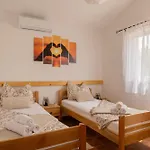 بيت للعطل House Fjaka *