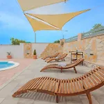 بيت للعطل House Fjaka Bulic