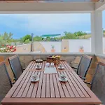 بيت للعطل House Fjaka Bulic