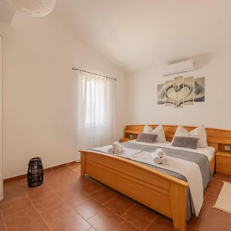 Prázdninový dům House Fjaka *
