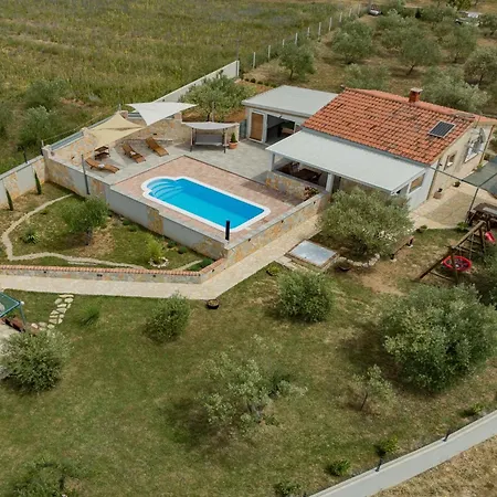 بيت للعطل House Fjaka Bulic