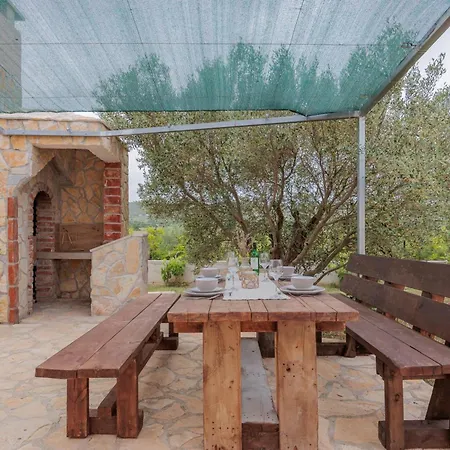 بيت للعطل House Fjaka Bulic